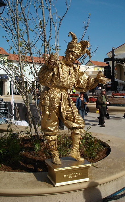 Penny England Golden Jester Living Statue 04